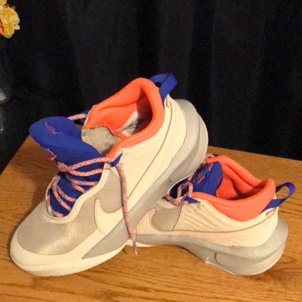 Nike Team Hustle D 10 SE. 🏀 Shoe 6.5Y. Woman's 8.5. Excellent condition.
